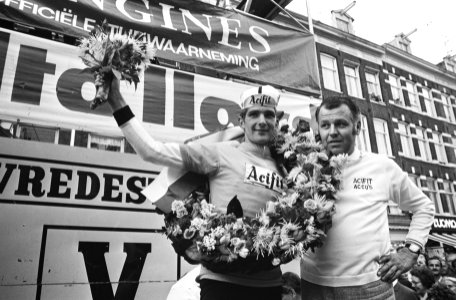 Eindwinnaar Cees Priem met ploegleider Piet Liebregts (r), Bestanddeelnr 924-5502