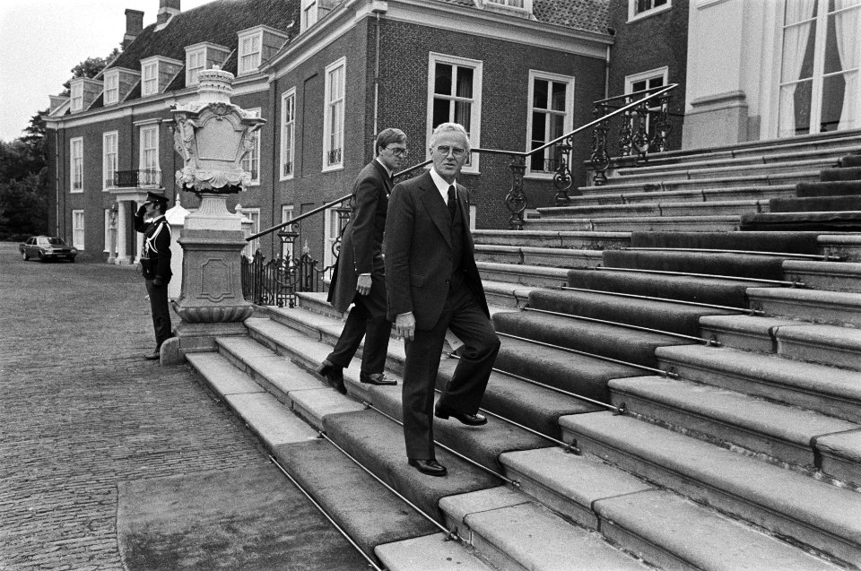Eerste Kamer voorzitter Thurlings op trappen Huis ten Bosch, Bestanddeelnr 929-2750
