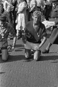 Einde van de vierdaagse te Apeldoorn, Bestanddeelnr 910-5458