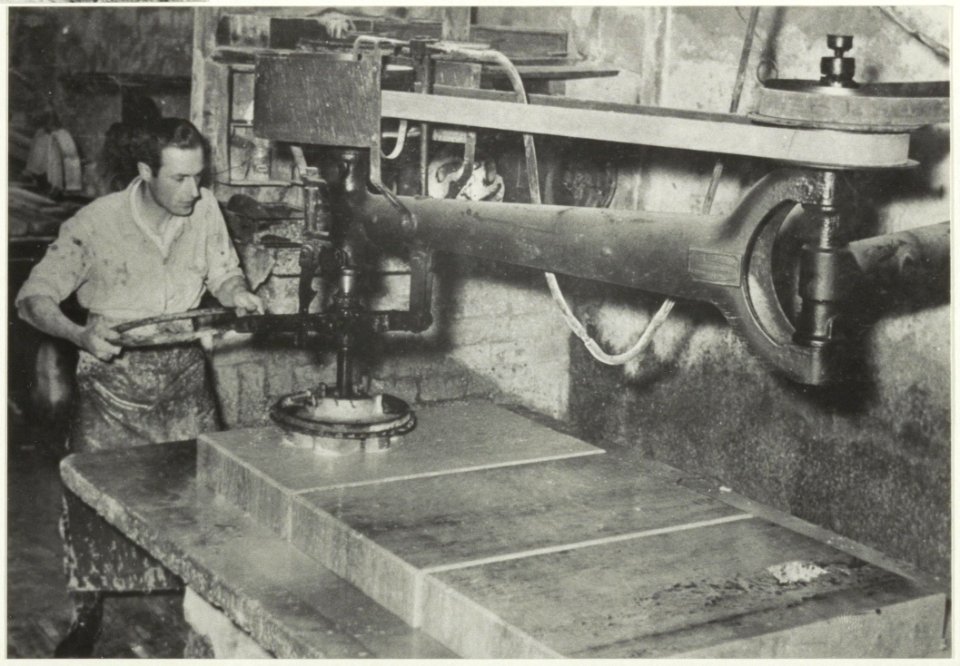 Eerste Haarlemse Marmer Industrie Kloosterstraat 64-68, voorheen in het pand de voormalige stoomwasserij De Lelie