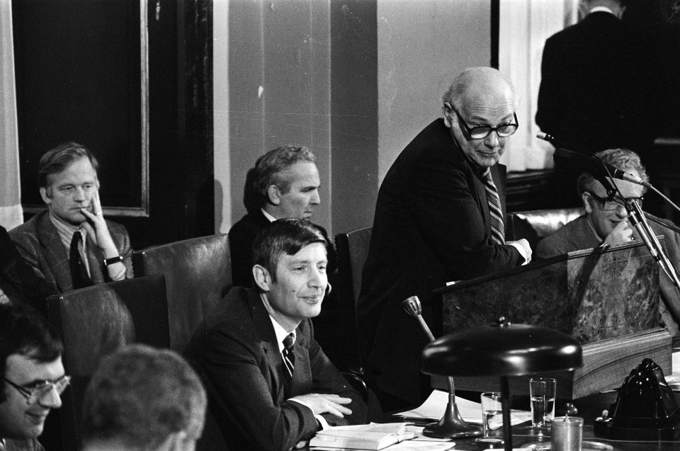 Eerste Kamer , Algemene Beschouwingen Premier Den Uyl aan het woord en naast h, Bestanddeelnr 928-9045