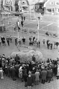 Eeuwenoud anker in Hoofddorp als monument op speelplein van de koningin Wilhelmi, Bestanddeelnr 917-1395
