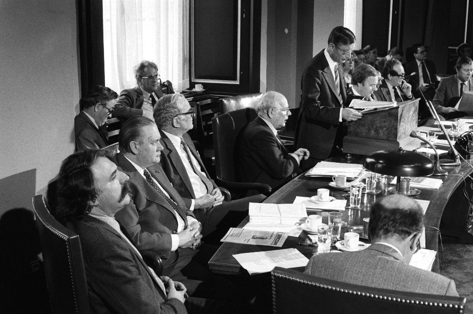 Eerste Kamer . Algemene politieke beschouwingen. Van der Louw (CRM), Zeevalking , Bestanddeelnr 931-9671
