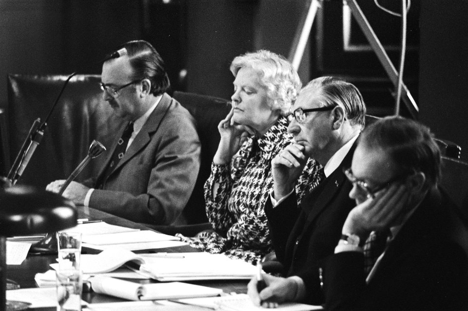 Eerste Kamer wetsontwerp abortus vlnr Geurtsen en Veder-Smit (VVD), Lambe, Bestanddeelnr 928-9368