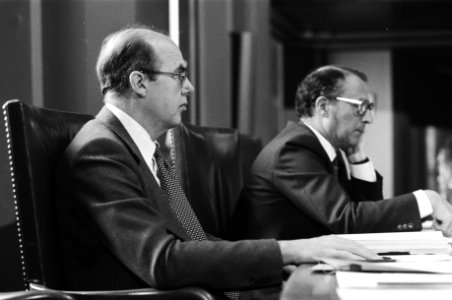 Eerste Kamer , behandeling abortus-wetsontwerp, Minister De Ruiter (l) en V. Trier in de Eerste Kamer, Bestanddeelnr 931-4560