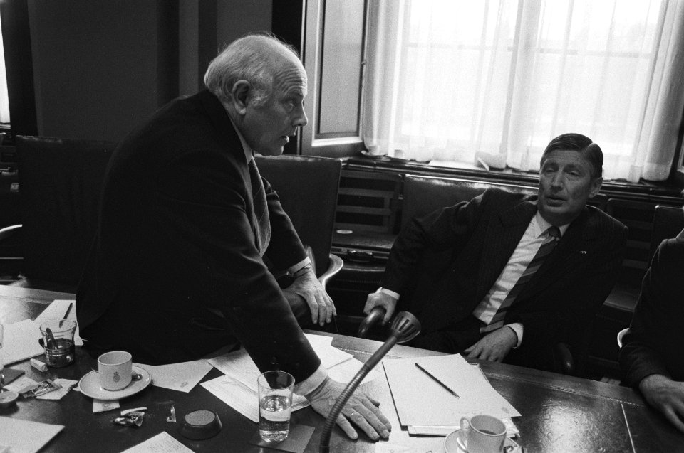 Eerste Kamer met o.m. algemene financiele beschouwingen. Minister Den Uyl (l.) i, Bestanddeelnr 931-9646