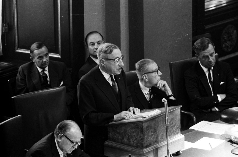 Eerste Kamer bijeen, professor De Quay , links Korthals en rechts Burman en Viss, Bestanddeelnr 914-5998