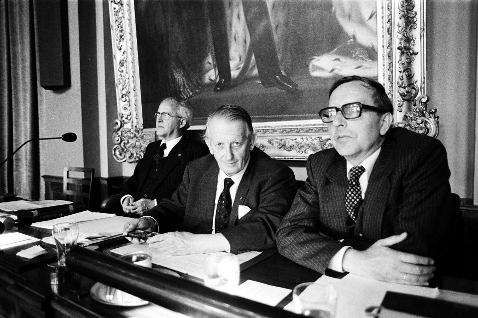 Eerste Kamer vlnr voorzitter Thurlings, griffier jhrmr JW Roell en zijn, Bestanddeelnr 930-8946