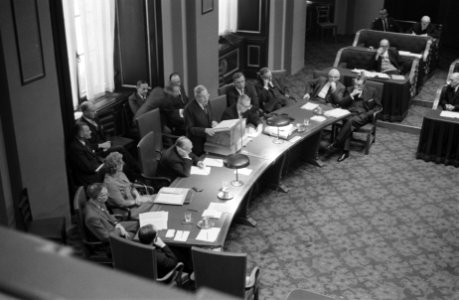 Eerste Kamer bijeen, v.o.n.b. Ministers Cals, Zijlstra, Klompé, Korthals, De Qua, Bestanddeelnr 914-5997