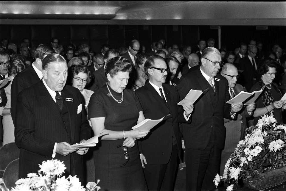 Eeuwfeest Protestantenbond in Hilversum tijdens het gezang v.l.n.r. prof. Smits, Bestanddeelnr 924-0106