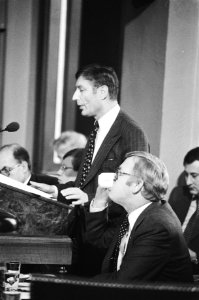 Eerste Kamer algemene beschouwingen, premier Van Agt aan het woord, voorgrond mi, Bestanddeelnr 930-0209