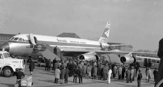 Eerste Garudavliegtuig op Schiphol, overzicht bij aankomst op voorgrond de heer , Bestanddeelnr 917-5906 (trimming)
