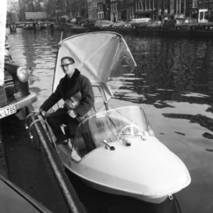 Eerste grachtenauto van textiel, parkeren langs de wallek, Bestanddeelnr 917-1402