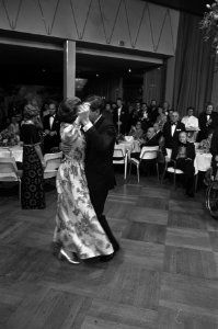 Eerste Internationale Persbal in Hiltonhotel Amsterdam, Beatrix en Claus dansend, Bestanddeelnr 926-2437