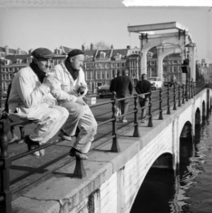 Eerste zomerdag in februari, twee arbeiders genietend van zon op de Magere Brug, Bestanddeelnr 917-3973