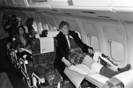 Eerste gipsvlucht op Schiphol aangekomen, gewonde passagiers in de kabine, Bestanddeelnr 931-8857