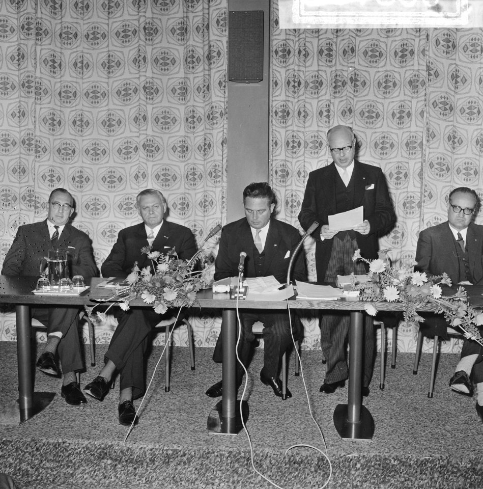 Eerste zitting Rijnmondraad, het bestuur, v.l.n.r. Staatssecretaris Westerweel ,, Bestanddeelnr 918-1806