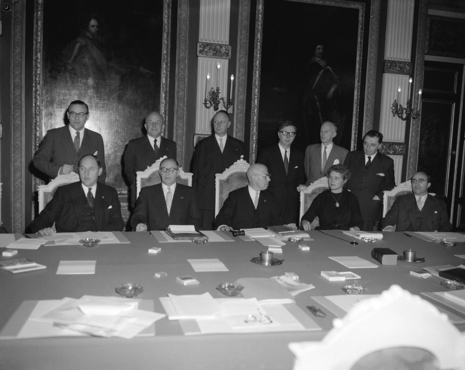 Eerste zitting van het Kabinet in de Treveszaal te Den Haag , zittend v.l.n.r. L, Bestanddeelnr 910-0526