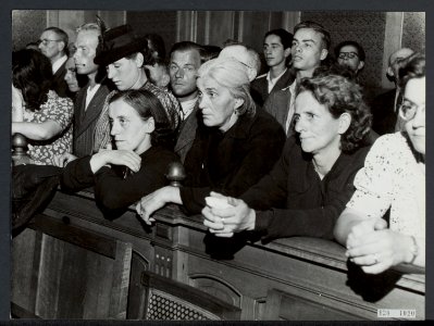 Eerste zitting Tribunaal Bijzondere Rechtspraak te Den Bosch. Publieke tribune, Bestanddeelnr 120-1020