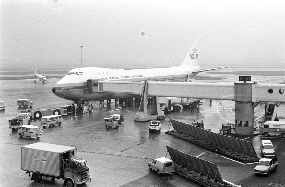 Eerste Jumbo-Jet Boeing 747 B , van KLM arriveert op Schiphol KLM-Jumbo Jet, Bestanddeelnr 924-2251
