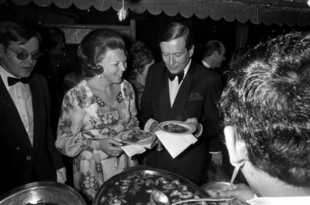 Eerste Internationale Persbal in Hiltonhotel Amsterdam, Beatrix en Claus bij sat, Bestanddeelnr 926-2435