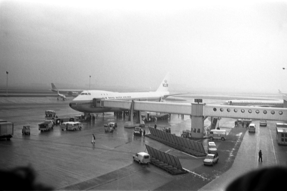 Eerste Jumbo-Jet Boeing 747 B , van KLM arriveert op Schiphol KLM-Jumbo Jet, Bestanddeelnr 924-2254