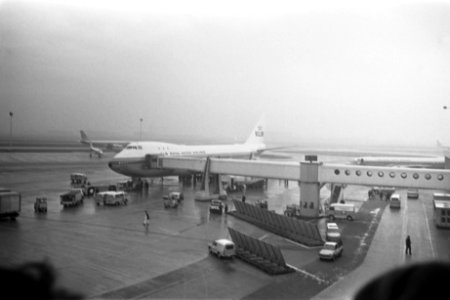 Eerste Jumbo-Jet Boeing 747 B , van KLM arriveert op Schiphol KLM-Jumbo Jet, Bestanddeelnr 924-2254