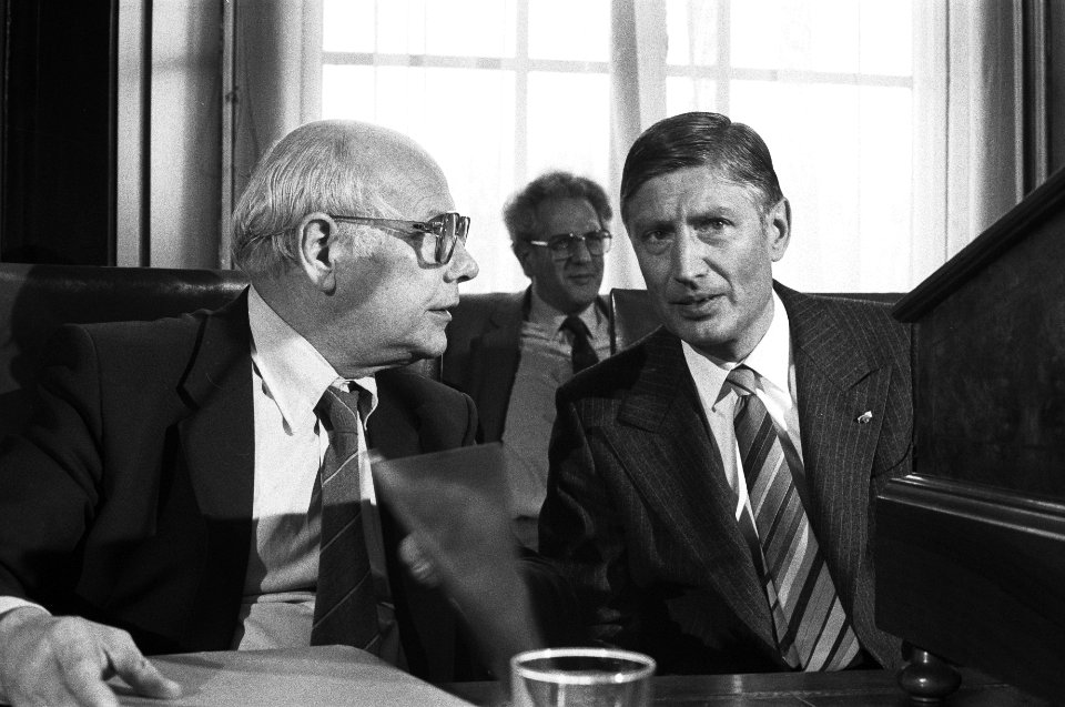 Eerste Kamer . Algemene politieke beschouwingen. Minister Den Uyl (l.) in gespre, Bestanddeelnr 931-9670