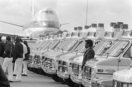 Eerste gipsvlucht op Schiphol rij ambulances wachtend de komst van het vliegtui, Bestanddeelnr 934-1927