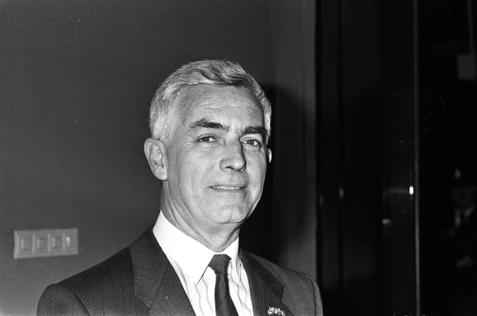 Eerste gevolmachtigd minister van Aruba, John Merryweather op Schiphol, Bestanddeelnr 933-5483