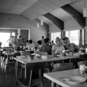 Eetzaal in de kibboets Revivim in de Negevwoestijn, Bestanddeelnr 255-3959