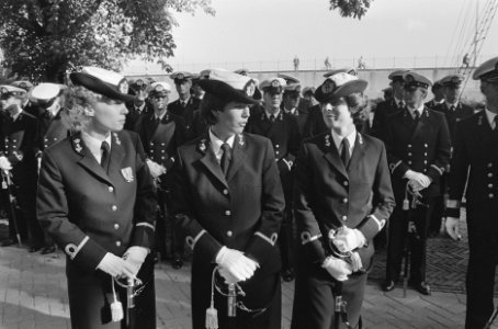 Eerste drie vrouwelijke beroepsofficieren bij Koninklijke Marine beedigd in Den , Bestanddeelnr 933-7784
