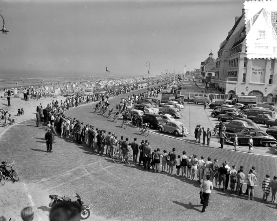 Eerste deel vierde etappe Ronde van Nederland Doorkomst boulevard Noordwijk, Bestanddeelnr 907-9395