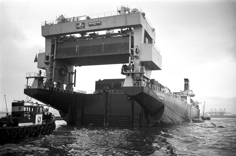 Eerste Kangoeroeschip Acadia Forest wordt gelost in Rotterdam, Bestanddeelnr 923-0440