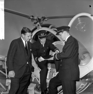 Eerste helicpoterpiloten voor Schreiner, de heer Schreine (l) overhandigt de her, Bestanddeelnr 916-4338