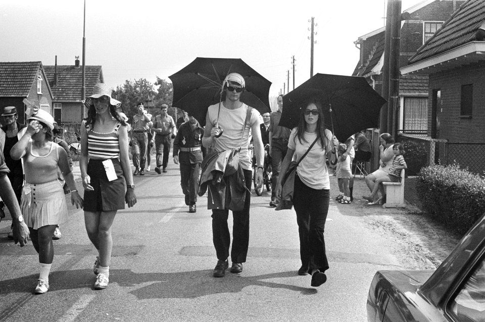 Eerste dag vierdaagse van Nijmegen, twee deelnemers met paraplus tegen de zon, Bestanddeelnr 925-7478