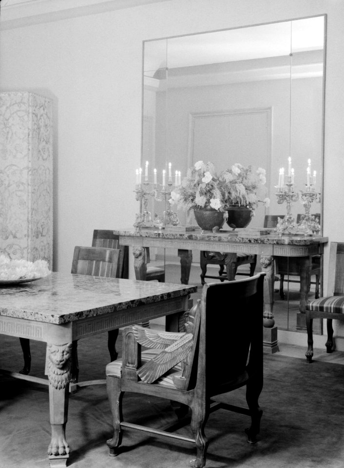 Eetkamer in het appartement van Mrs Cartwright in Parijs, Bestanddeelnr 255-8747