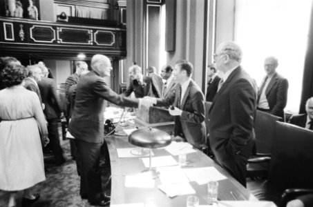 Eerste Kamer, algemene beschouwingen enkele senatoren schudden handen leden van, Bestanddeelnr 930-0193