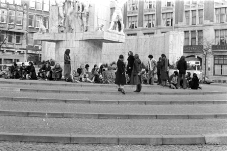 Eerste hippies zitten weer op trappen van Nationaal Monument op de Dam, Bestanddeelnr 925-4393