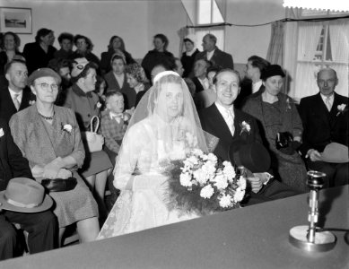 Eerste huwelijk in Flevoland te Lelystad, het paar in de trouwzaal, Bestanddeelnr 910-1527
