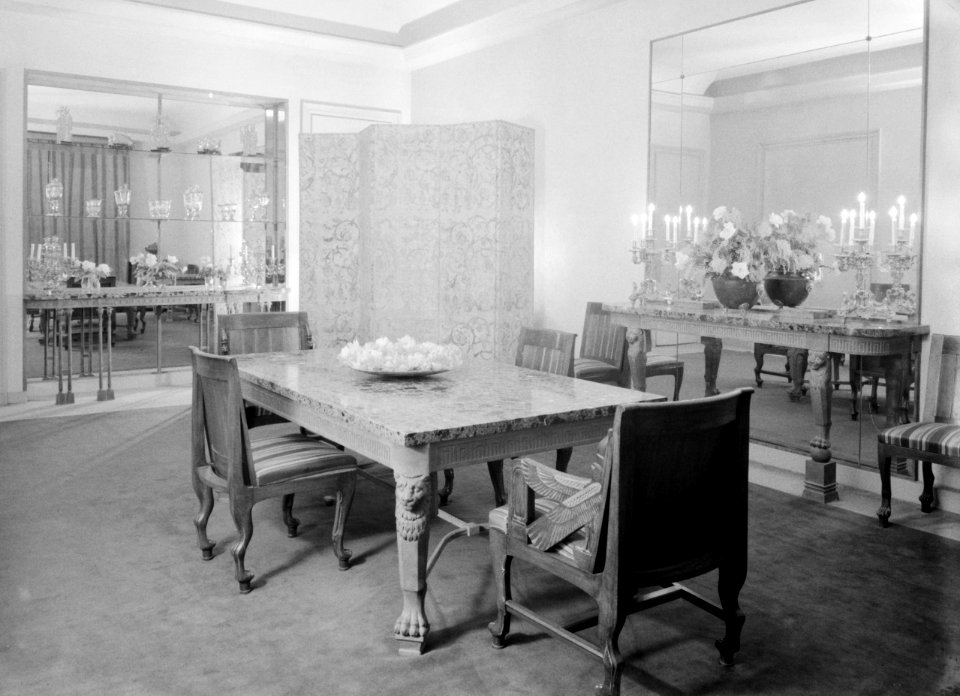 Eetkamer in het appartement van Mrs Cartwright in Parijs, Bestanddeelnr 255-8746