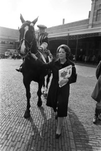 Eerste exemplaar boek Rien Poortvliet voor Prins Bernhard Prinses Beatrix, Bestanddeelnr 929-7252