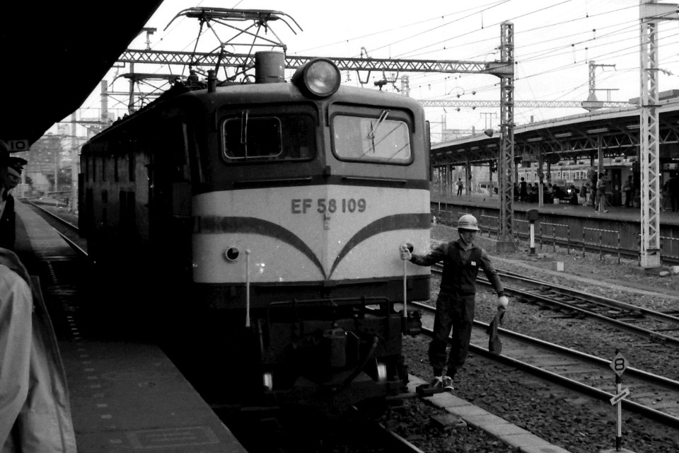 EF58 109 approaching Shinagawa 19840608