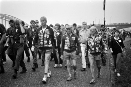 Eerste dag wandelvierdaagse van Nijmegen wandelaars de eerste dag, Bestanddeelnr 931-5963