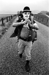 Eerste dag wandelaar verkleed als Clown, Bestanddeelnr 930-3581 photo