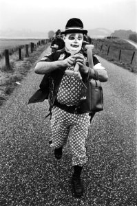 Eerste dag wandelaar verkleed als Clown, Bestanddeelnr 930-3581