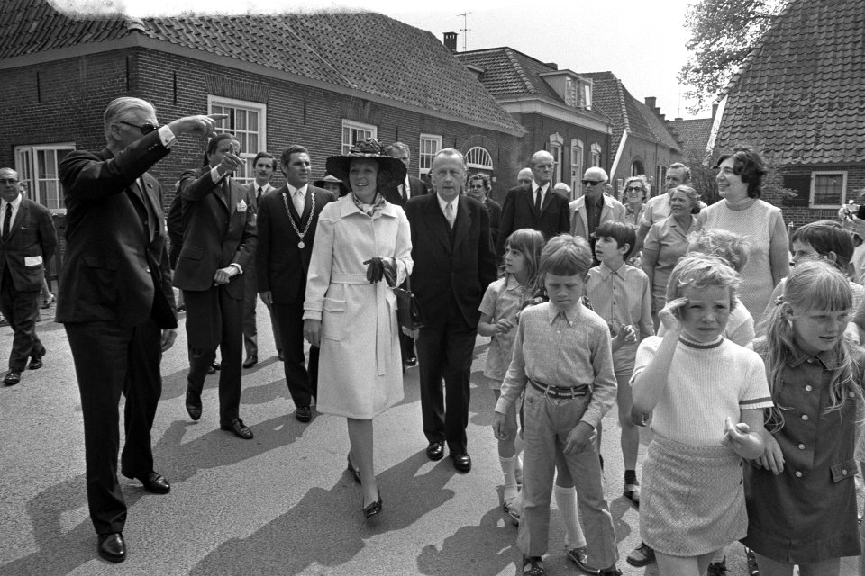 Eerste dag wandeling met burgemeester, notabelen en kinderen door de straten va, Bestanddeelnr 925-5880