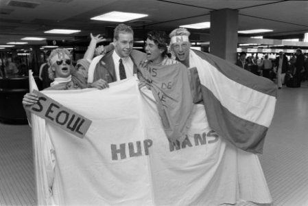 Eerste deelnemers Olympische ploeg naar Seoul zwemmer Hans Kroes met fans op Sc, Bestanddeelnr 934-3001