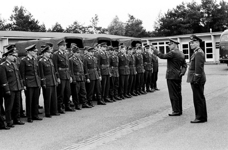 Eerste duitse militairen in Budel, majoor E C Poorter begroette de duitse Haup, Bestanddeelnr 915-1845