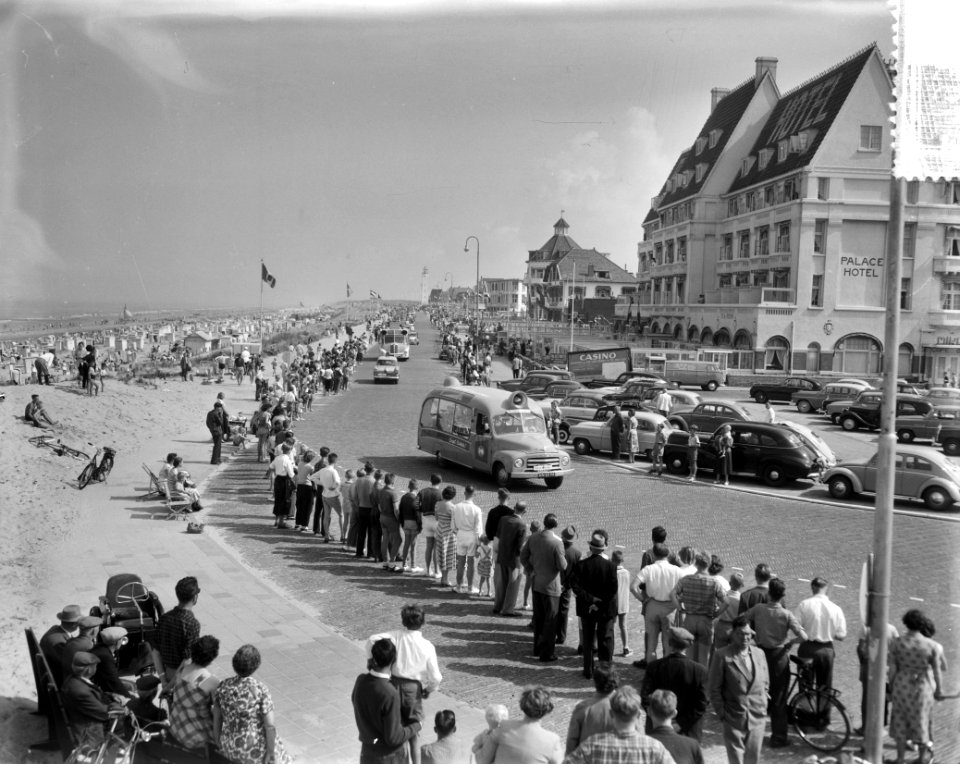 Eerste deel vierde etappe Ronde van Nederland Doorkomst boulevard Noordwijk, Bestanddeelnr 907-9397